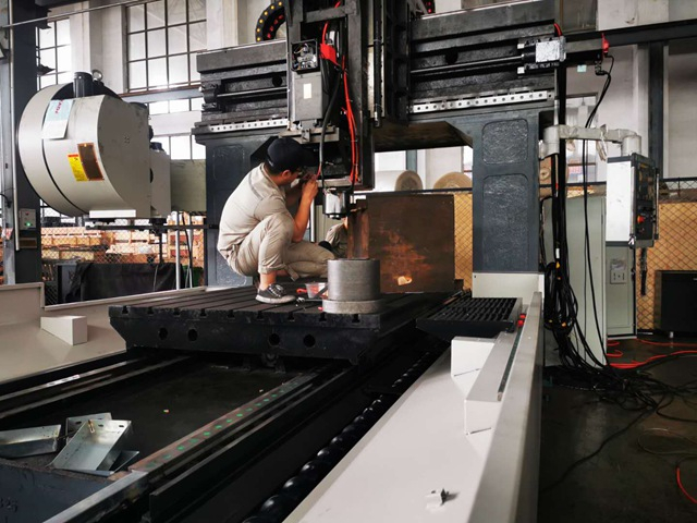 精科大恒來分享數控龍門機床排屑機的作用和保養方式